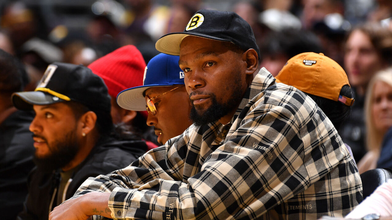 LOS ANGELES, CA - MAY 25: Kevin Durant attends the game between the Chigaco Sky and the Los Angeles Sparks on May 25, 2025 at Crypto.com Arena in Los Angeles, California. NOTE TO USER: User expressly acknowledges and agrees that, by downloading and/or using this Photograph, user is consenting to the terms and conditions of the Getty Images License Agreement. Mandatory Copyright Notice: Copyright 2025 NBAE
