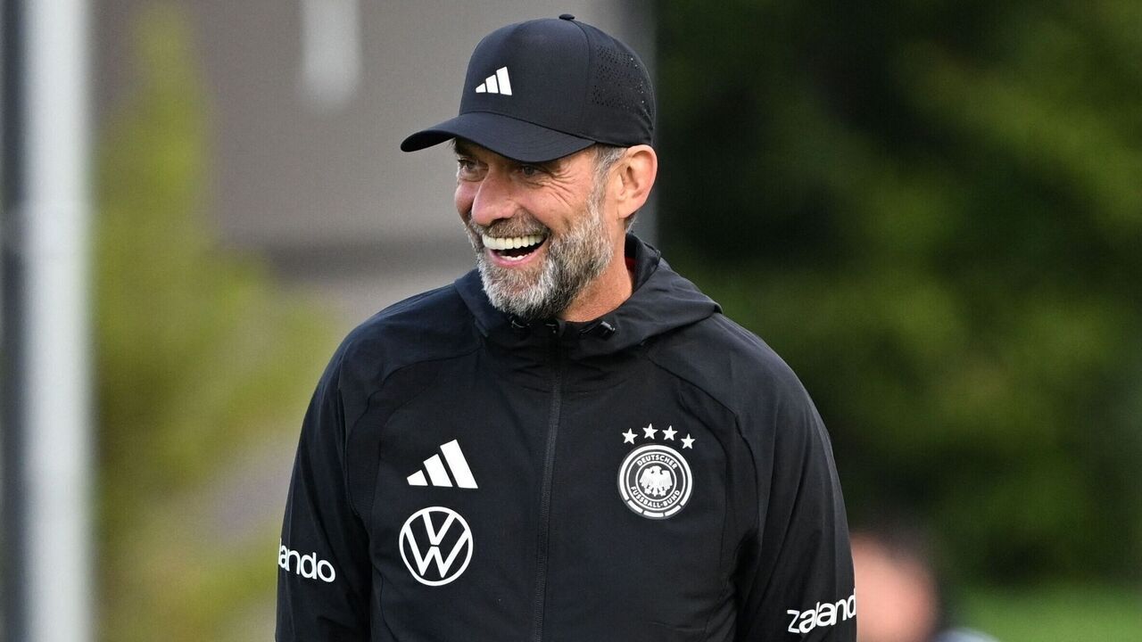 22 September 2026, Bavaria, Herzogenaurach: Soccer: National team, training ahead of the first Nations League match against the Netherlands. National team coach Jürgen Klopp (Germany) laughs during training. Photo: Federico Gambarini/dpa