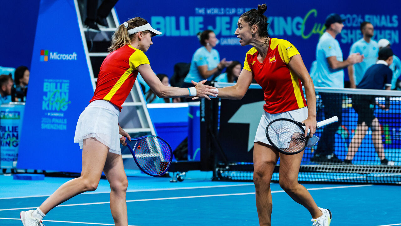 Spain's Cristina Bucsa (L) and Sara Sorribes Tormo shake hands during their women's doubles quarter-final match against Kazakhstan's Anna Danilina and Zhibek Kulambayeva at the Billie Jean King Cup tennis tournament in Shenzhen, in China's southern Guangdong province on September 23, 2026. / China OUT