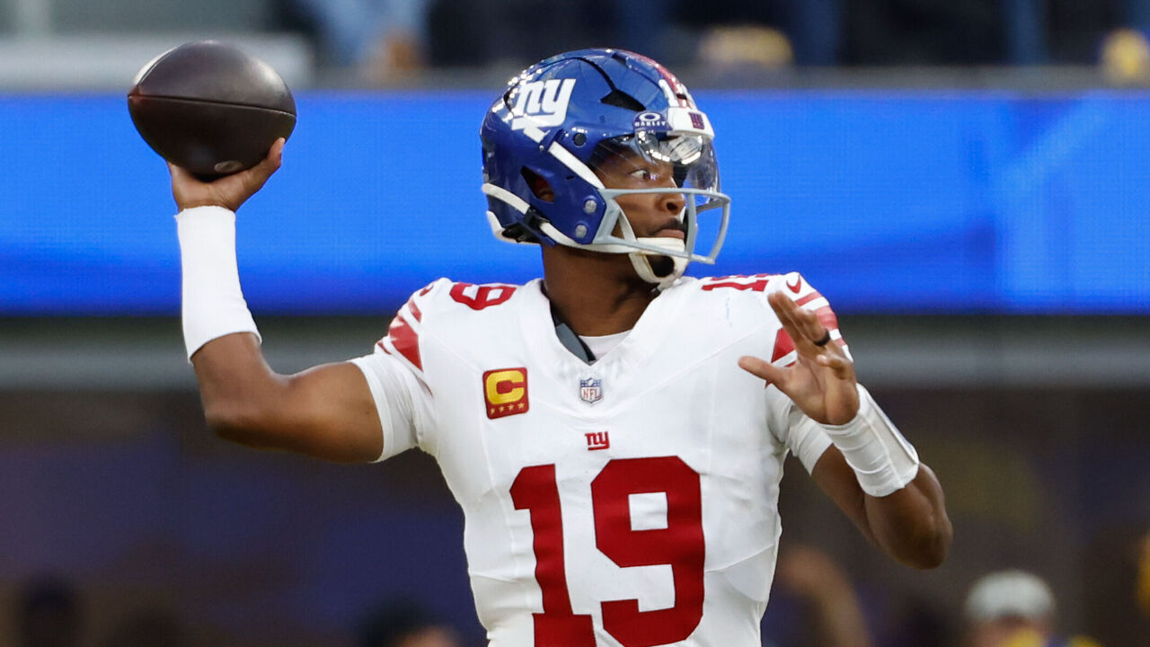 INGLEWOOD, CA - SEPTEMBER 21: New York Giants quarterback Jameis Winston (19) passes the ball during the NFL game between the New York Giants and the Los Angeles Rams on September 21, 2026, at SoFi Stadium in Inglewood, CA.