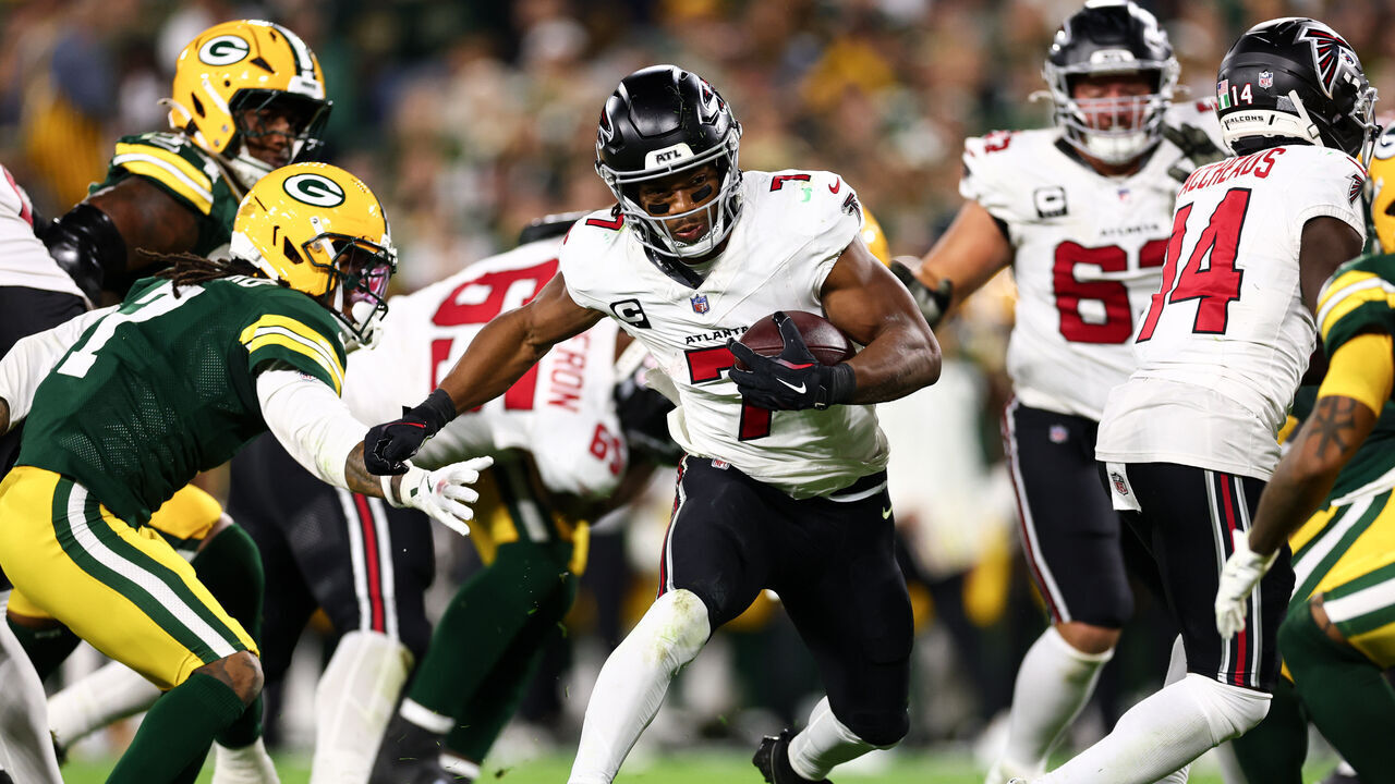 GREEN BAY, WISCONSIN - SEPTEMBER 24: Bijan Robinson #7 of the Atlanta Falcons runs with the ball during the second quarter of the game against the Green Bay Packers at Lambeau Field on September 24, 2026 in Green Bay, Wisconsin.