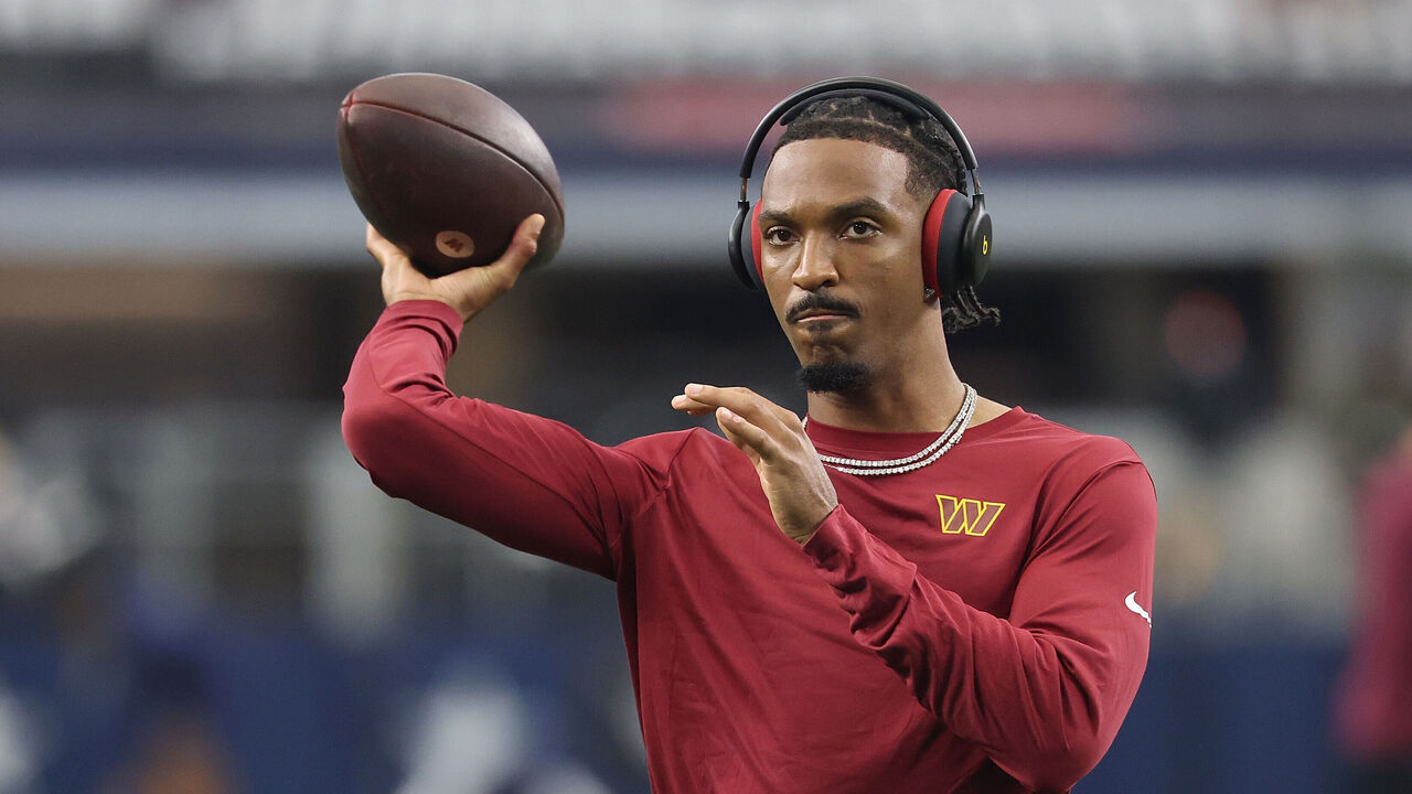 ARLINGTON, TEXAS - SEPTEMBER 20: Jayden Daniels #5 of the Washington Commanders participates in warmups prior to a game against the Dallas Cowboys at AT&T Stadium on September 20, 2026 in Arlington, Texas.