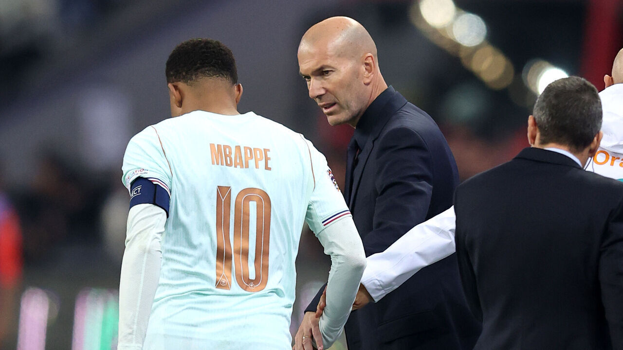 KOCAELI, TURKEY - SEPTEMBER 25: Kylian Mbappe of France is spoken to by Zinedine Zidane, Head Coach of France as he is substituted off after sustaining an injury during the UEFA Nations League 2026/27 group phase match between Türkiye and France at Kocaeli Stadium on September 25, 2026 in Kocaeli, Turkey.