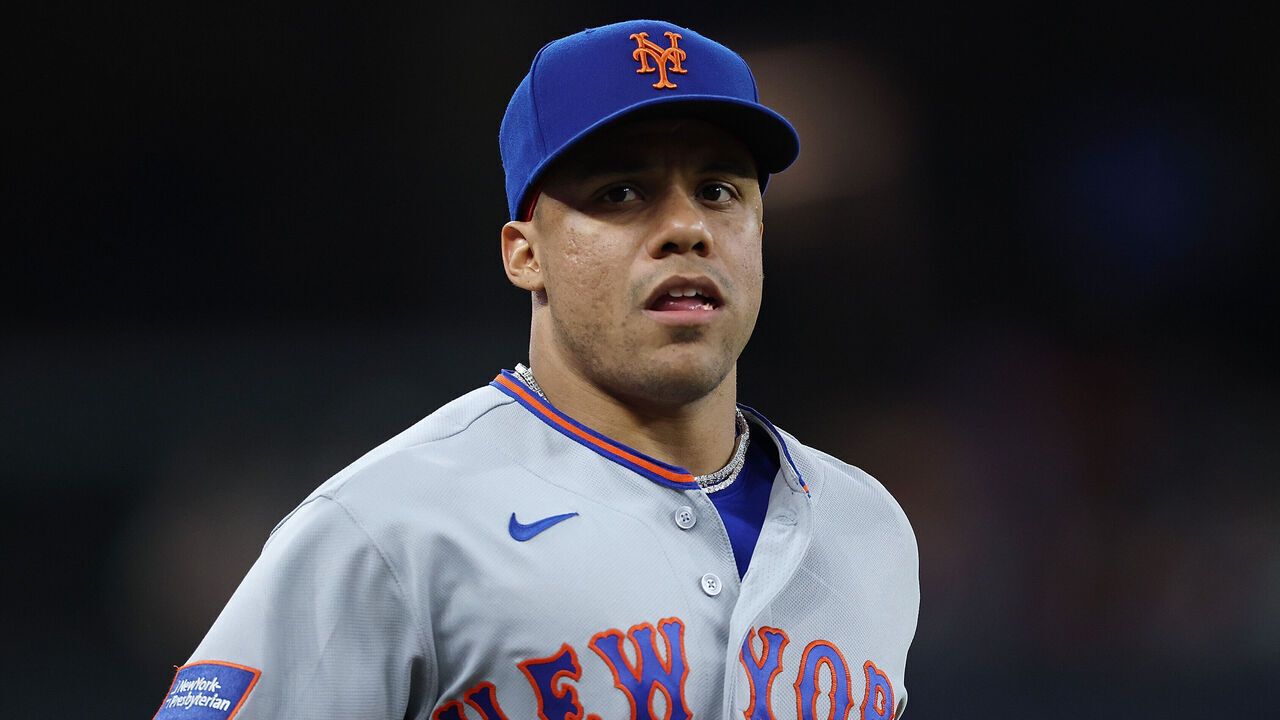 ARLINGTON, TEXAS - SEPTEMBER 22: Juan Soto #22 of the New York Mets walks to the dugout during a game against the Texas Rangers at Globe Life Field on September 22, 2026 in Arlington, Texas.