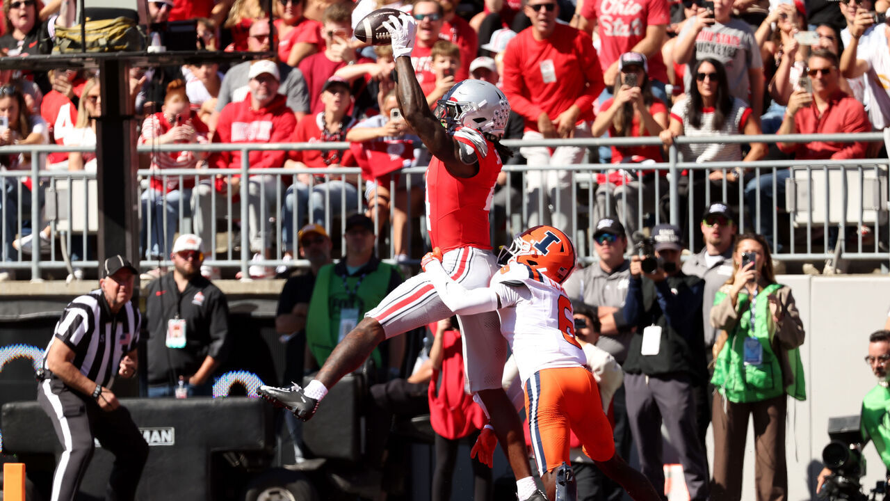 COLUMBUS, OHIO - SEPTEMBER 26: Jeremiah Smith #4 of the Ohio State Buckeyes catches a pass for a touchdown while being defended by Juice Clarke #6 of the Illinois Fighting Illini during the first quarter of the game at Ohio Stadium on September 26, 2026 in Columbus, Ohio.