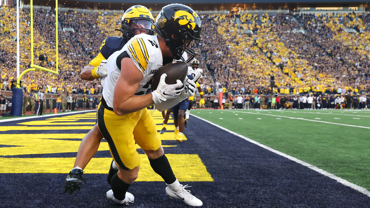 ANN ARBOR, MICHIGAN - SEPTEMBER 26: Reece Vander Zee #2 of the Iowa Hawkeyes catches the game winning touchdown in front of Smith Snowden #3 of the Michigan Wolverines with no time left to win 20-19 at Michigan Stadium on September 26, 2026 in Ann Arbor, Michigan.