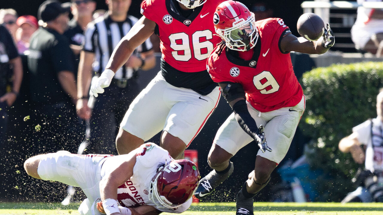 ATHENS, GEORGIA - SEPTEMBER 26: Chris Cole #9 of the Georgia Bulldogs goes after a fumble by John Mateer #10 of the Oklahoma Sooners during a game between the Georgia Bulldogs and the Oklahoma Sooners at Sanford Stadium on September 26, 2026 in Athens, Georgia.