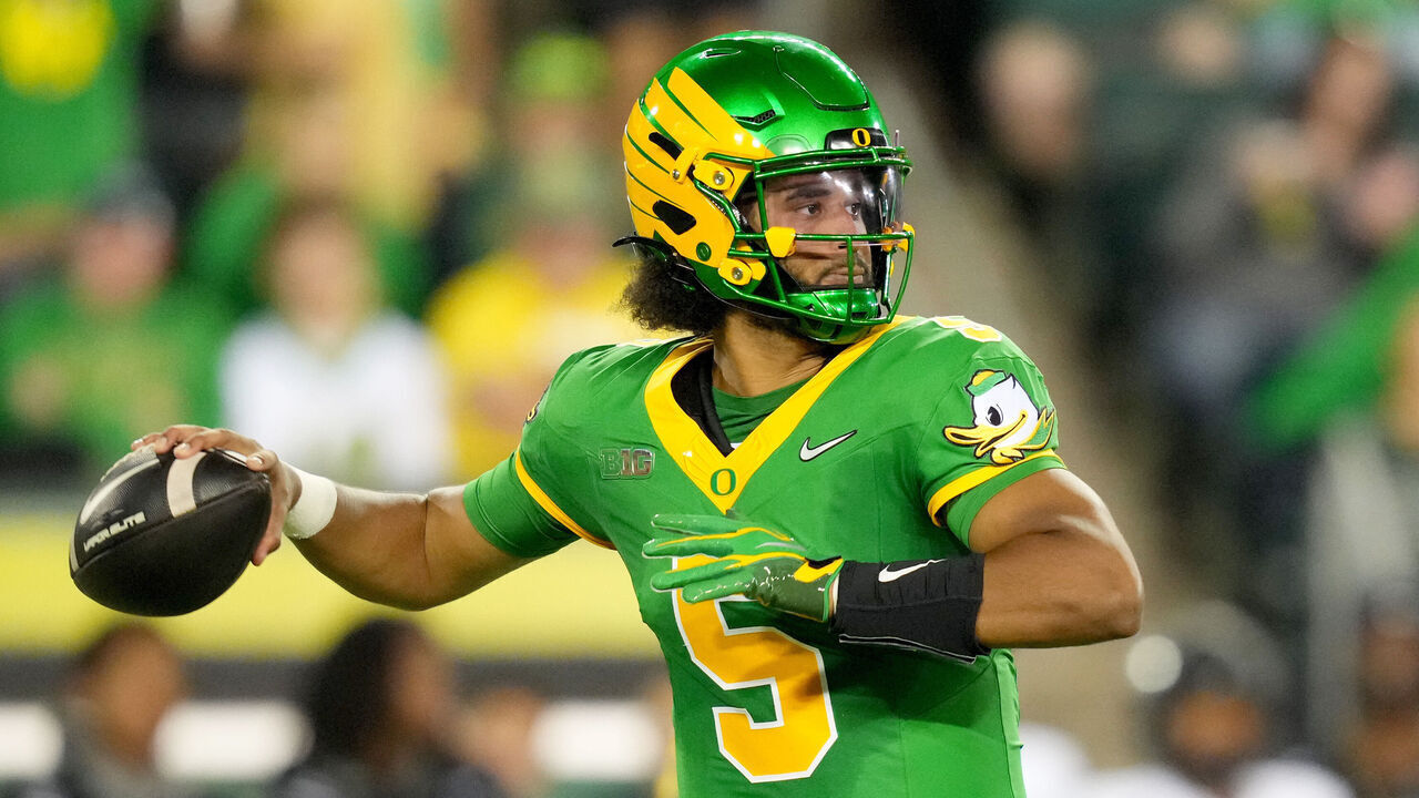 EUGENE, OREGON - SEPTEMBER 18: Dante Moore #5 of the Oregon Ducks looks to throw during the first half against the Portland State Vikings at Autzen Stadium on September 18, 2026 in Eugene, Oregon.