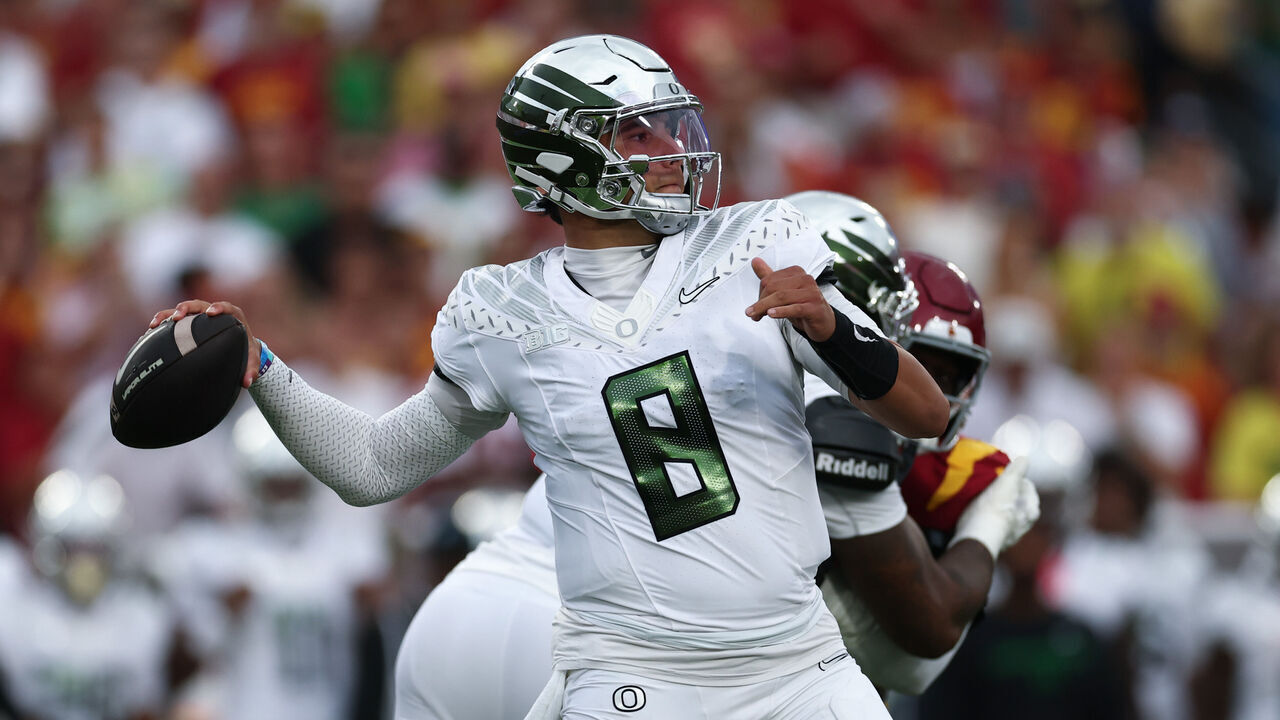 LOS ANGELES, CALIFORNIA - SEPTEMBER 26: Quarterback Dylan Raiola #8 of the Oregon Ducks throws the ball in the first half during a game against the USC Trojans at Los Angeles Memorial Coliseum on September 26, 2026 in Los Angeles, California.