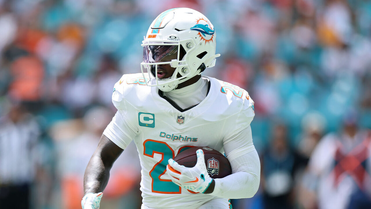 MIAMI GARDENS, FLORIDA - SEPTEMBER 27: De'von Achane #28 of the Miami Dolphins carries the ball against the Kansas City Chiefs during the first quarter at Hard Rock Stadium on September 27, 2026 in Miami Gardens, Florida.