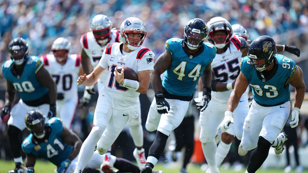 JACKSONVILLE, FLORIDA - SEPTEMBER 27: Drake Maye #10 of the New England Patriots runs the ball against the Jacksonville Jaguars during the second quarter at EverBank Stadium on September 27, 2026 in Jacksonville, Florida.
