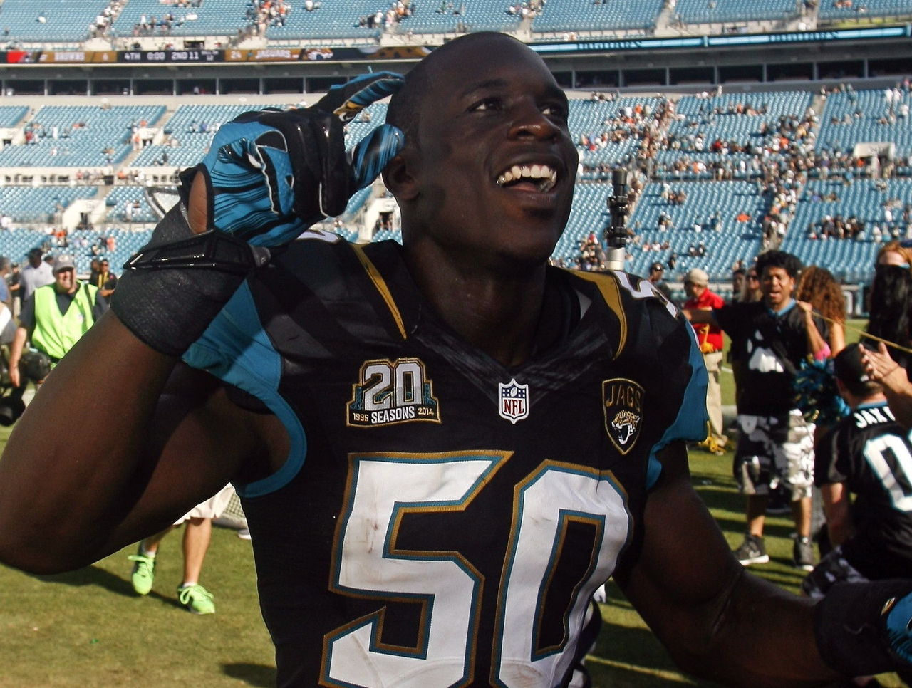 Telvin Smith signs a 4-year, $50 million contract extension with the Jaguars