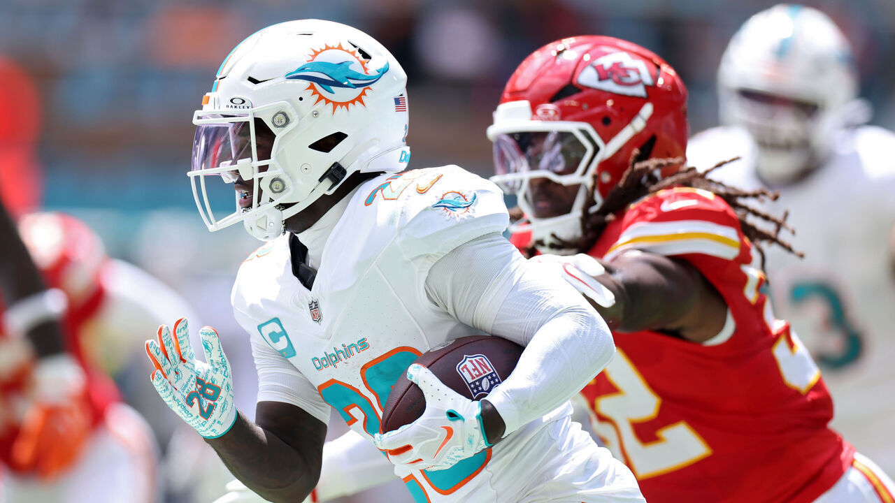 MIAMI GARDENS, FLORIDA - SEPTEMBER 27: De'von Achane #28 of the Miami Dolphins carries the ball against the Kansas City Chiefs during the first quarter at Hard Rock Stadium on September 27, 2026 in Miami Gardens, Florida.