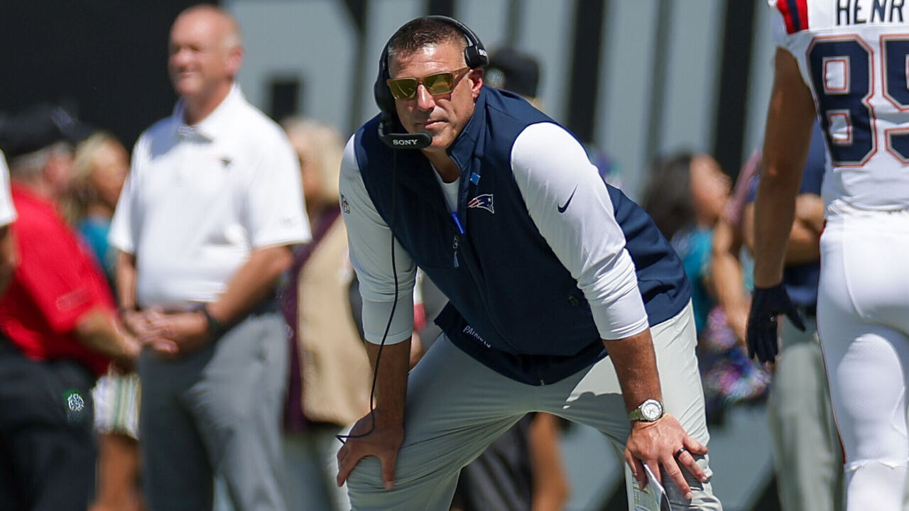JACKSONVILLE, FL - SEPTEMBER 27: Head coach Mike Vrabel of the New England Patriots looks on during the game between the Jacksonville Jaguars and the New England Patriots on September 27, 2026 at EverBank Stadium in Jacksonville, Fl.