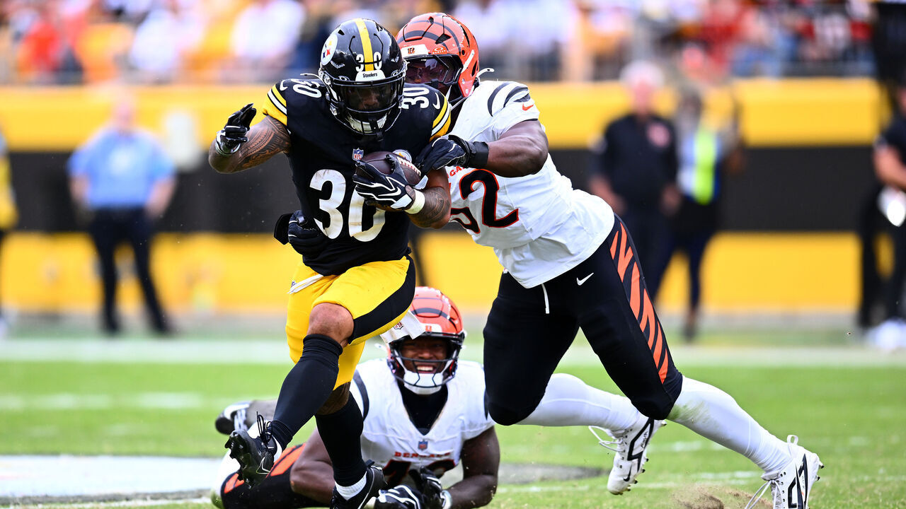 PITTSBURGH, PENNSYLVANIA - SEPTEMBER 27: Jaylen Warren #30 of the Pittsburgh Steelers carries the ball in front of Cedric Johnson #52 of the Cincinnati Bengals during the third quarter at Acrisure Stadium on September 27, 2026 in Pittsburgh, Pennsylvania.