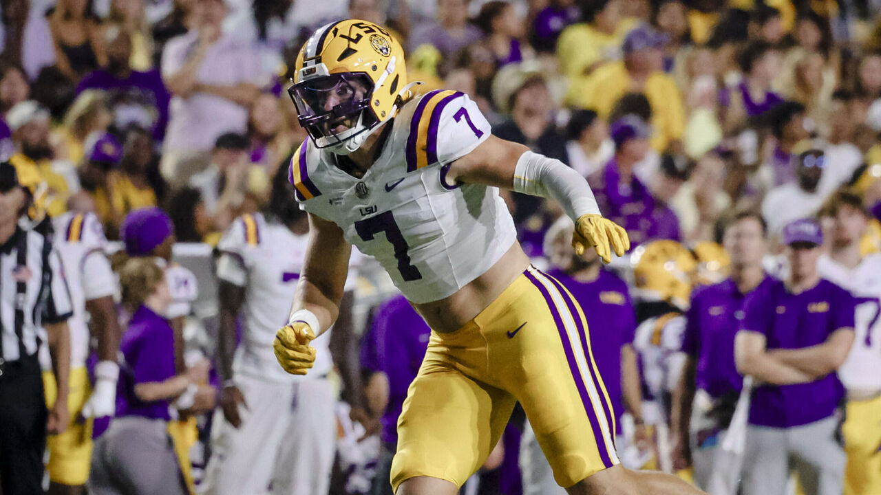 BATON ROUGE, LA - SEPTEMBER 26: Whit Weeks #7 of the LSU Tigers plays against the Texas A&M Aggies during the first half of a game at Tiger Stadium on September 26, 2026 in Baton Rouge, Louisiana.
