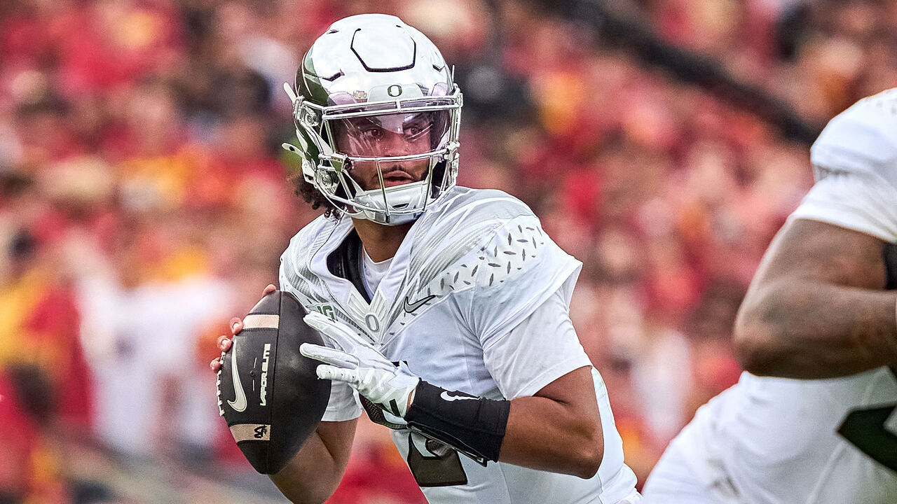 LOS ANGELES, CALIFORNIA - SEPTEMBER 26: Quarterback Dante Moore (5) of the Oregon Ducks throws the football in action during a game between the Oregon Ducks and the USC Trojans at Los Angeles Memorial Coliseum on September 26, 2026 in Los Angeles, California.