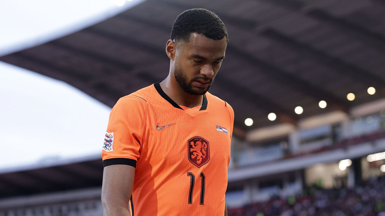 BELGRADE, SERBIA - SEPTEMBER 27: Cody Gakpo of Holland leaving the pitch with a injury during the UEFA Nations league match between Serbia v Holland at the Stadium Rajko Mitic on September 27, 2026 in Belgrade Serbia