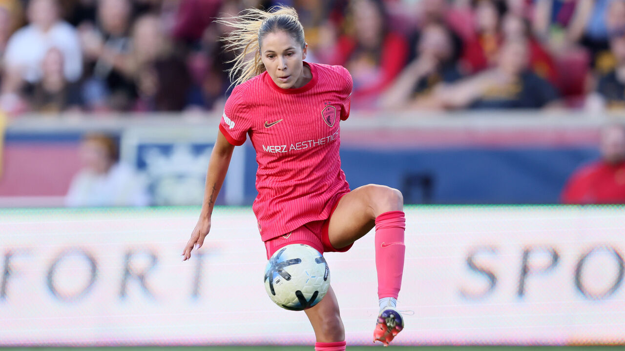 SANDY, UTAH - SEPTEMBER 27: Ashley Sanchez #2 of North Carolina Courage controls the ball during the NWSL match between Utah Royals and North Carolina Courage at America First Field on September 27, 2026 in Sandy, Utah.