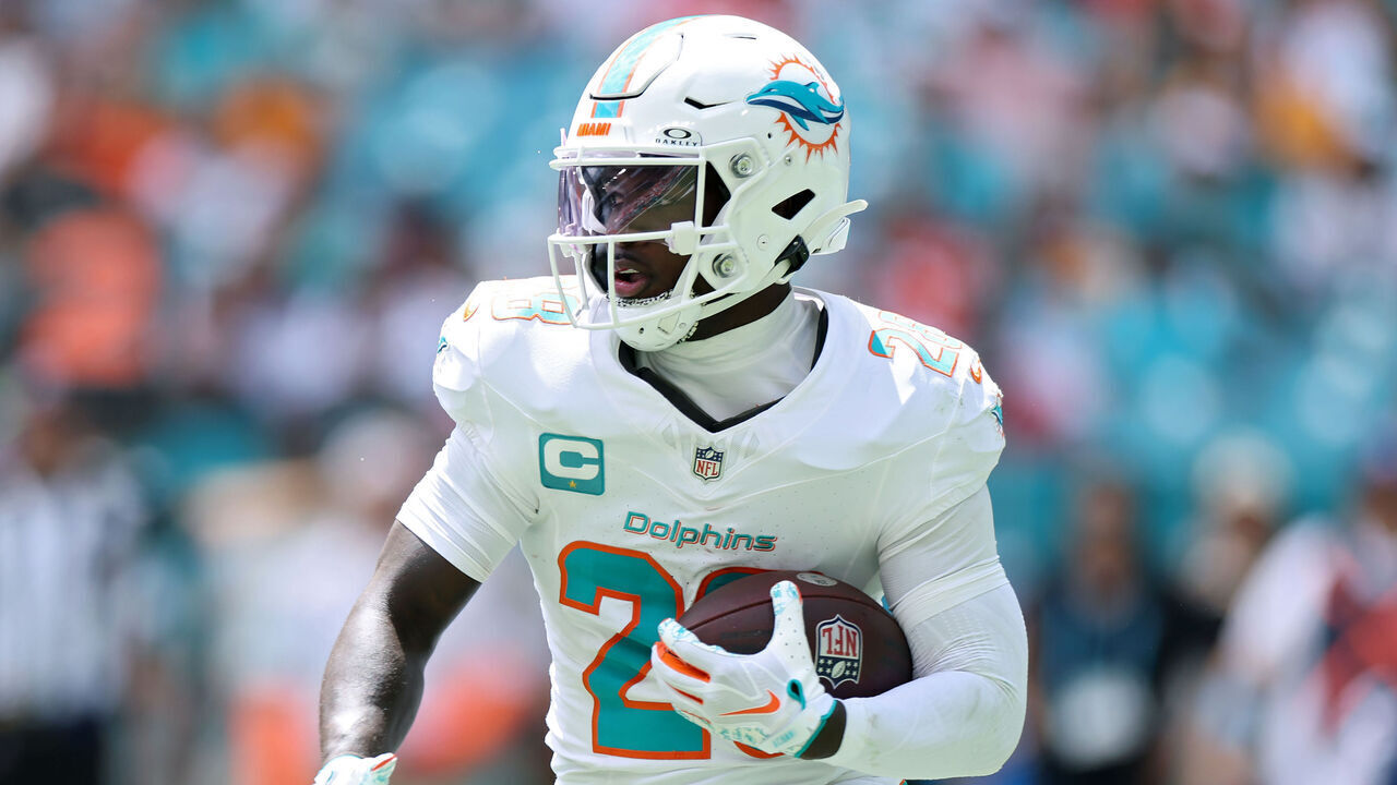 MIAMI GARDENS, FLORIDA - SEPTEMBER 27: De'von Achane #28 of the Miami Dolphins carries the ball against the Kansas City Chiefs during the first quarter at Hard Rock Stadium on September 27, 2026 in Miami Gardens, Florida.