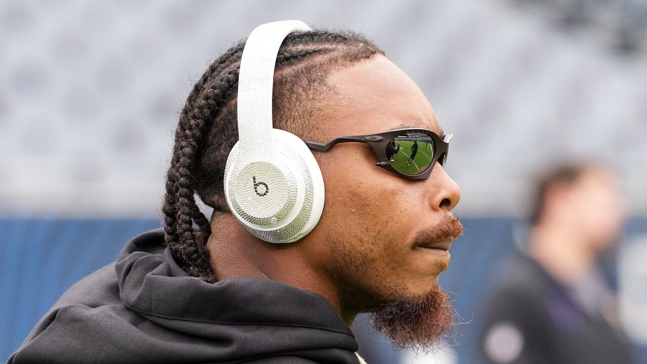 CHICAGO, ILLINOIS - SEPTEMBER 20: Justin Jefferson #18 of the Minnesota Vikings warms up prior to the game against the Chicago Bears at Soldier Field on September 20, 2026 in Chicago, Illinois.