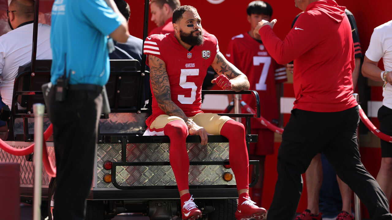 SANTA CLARA, CALIFORNIA - SEPTEMBER 27: Mike Evans #5 of the San Francisco 49ers leaves the field after sustaining an injury during the second quarter of the game against the Arizona Cardinals at Levi's Stadium on September 27, 2026 in Santa Clara, California.