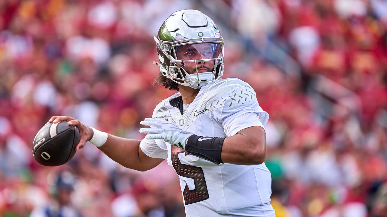 LOS ANGELES, CALIFORNIA - SEPTEMBER 26: Quarterback Dante Moore (5) of the Oregon Ducks throws the football in action during a game between the Oregon Ducks and the USC Trojans at Los Angeles Memorial Coliseum on September 26, 2026 in Los Angeles, California.