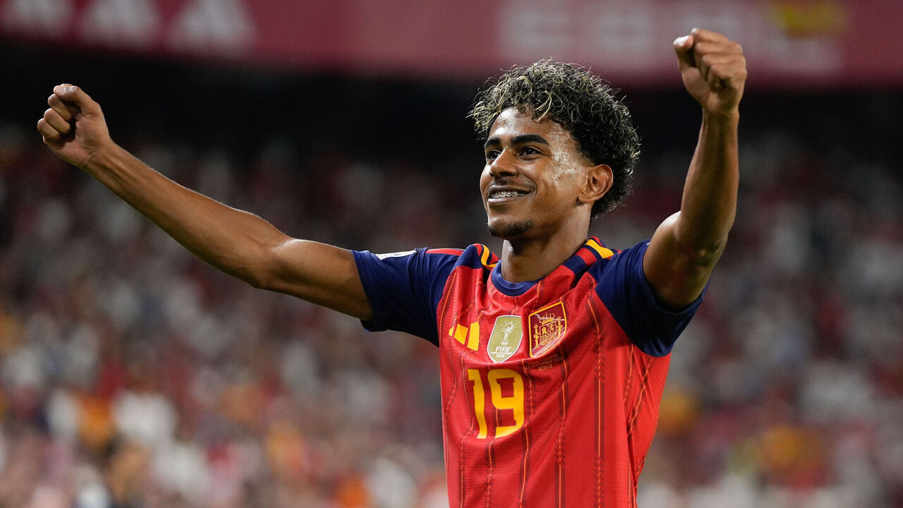 SEVILLA, SPAIN - SEPTEMBER 29: Lamine Yamal of Spain celebrates after scoring his team's third goal during the UEFA Nations League 2026/27 group phase match between Spain and Croatia at Ramon Sanchez-Pizjuan stadium on September 29, 2026, in Sevilla, Spain.