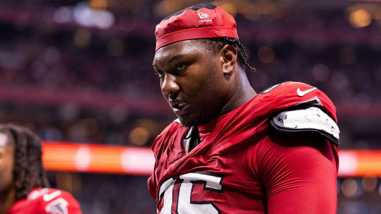 ATLANTA, GEORGIA - SEPTEMBER 20: Gervon Dexter Sr. #95 of the Atlanta Falcons goes to the locker room at halftime of an NFL football game against the Carolina Panthers at Mercedes-Benz Stadium on September 20, 2026 in Atlanta, Georgia.