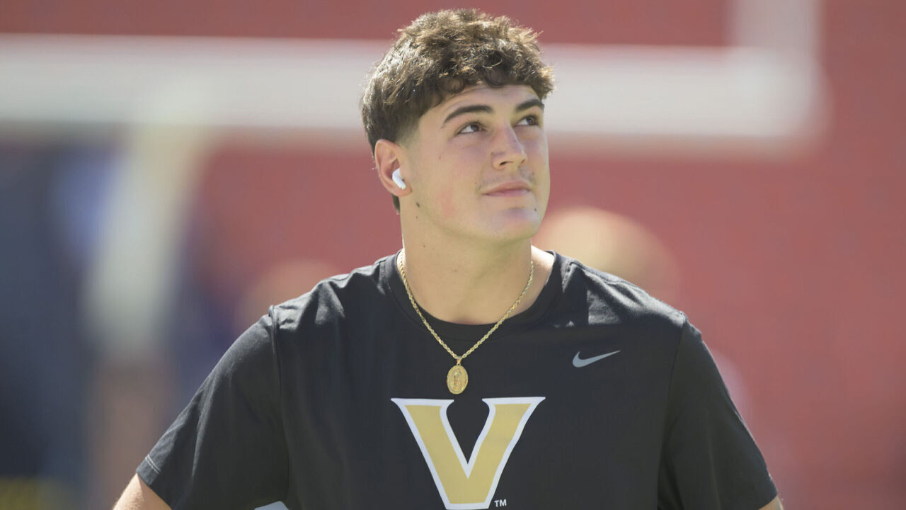 AUBURN, ALABAMA - SEPTEMBER 26: Quarterback Jared Curtis #2 of the Vanderbilt Commodores prior to their game against the Auburn Tigers at Jordan-Hare Stadium on September 26, 2026 in Auburn, Alabama.