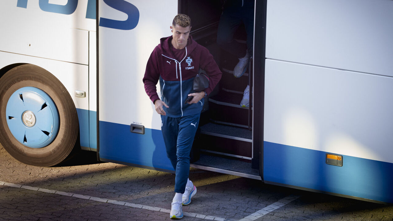 Portugal's forward #07 Cristiano Ronaldo arrives for a training session at Parken stadium in Copenhagen, Denmark, on September 30, 2026, on the eve of their Nations League Group A4 match against Denmark. / Denmark OUT