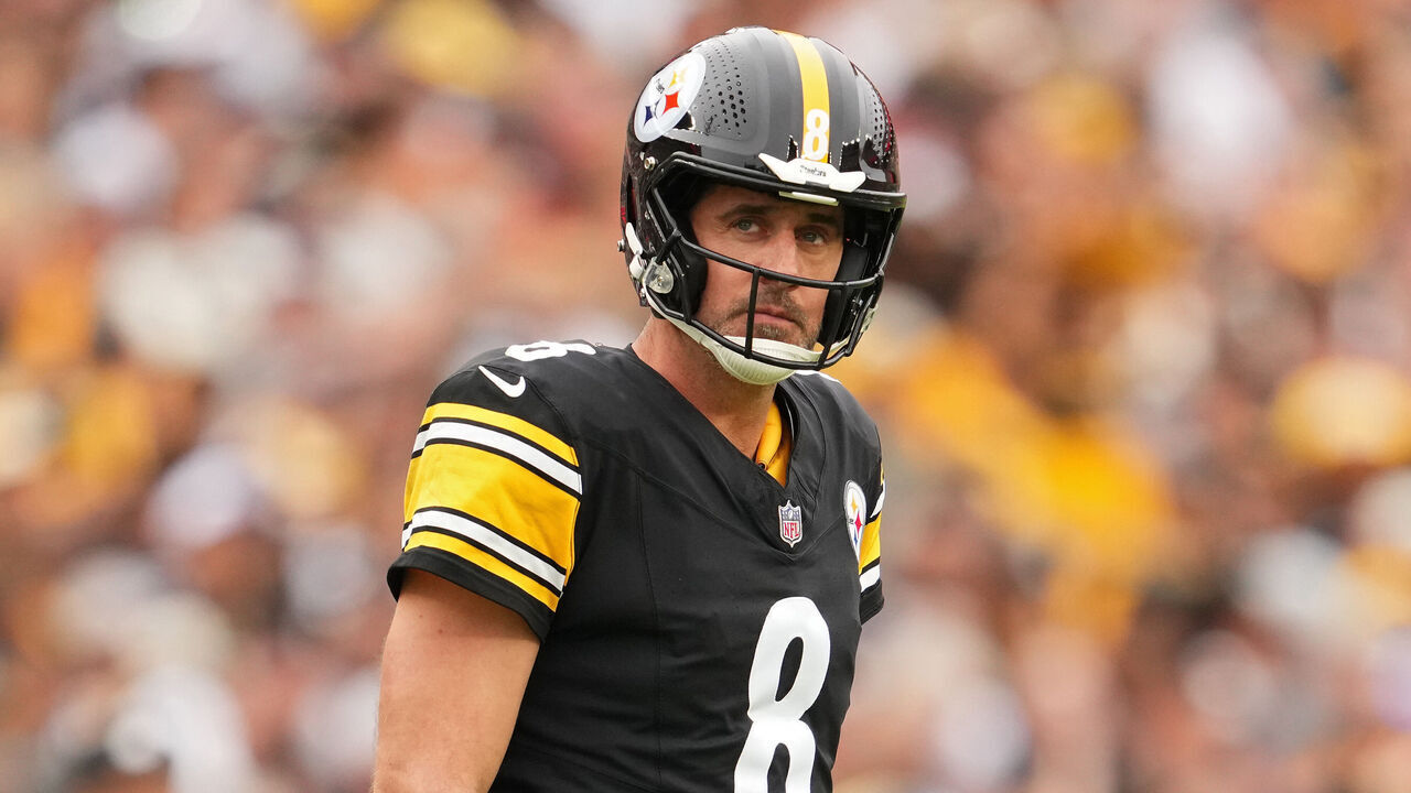 PITTSBURGH, PENNSYLVANIA - SEPTEMBER 27: Quarterback Aaron Rodgers #8 of the Pittsburgh Steelers looks on during an NFL football game against the Cincinnati Bengals at Acrisure Stadium on September 27, 2026 in Pittsburgh, Pennsylvania.