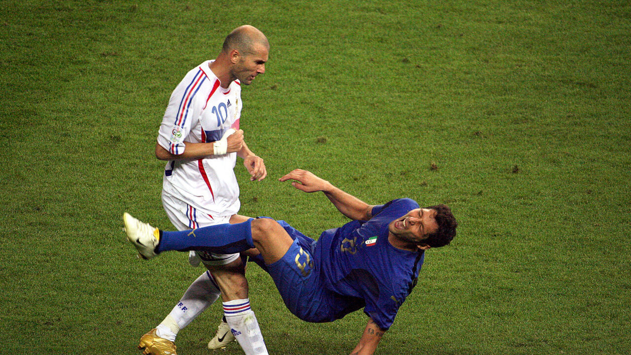 TOPSHOT - A photo taken 09 July 2006 of French midfielder Zinedine Zidane (L) gesturing after head butting Italian defender Marco Materazzi during the World Cup 2006 final football match between Italy and France at Berlin's Olympic Stadium. AFP PHOTO / JOHN MACDOUGALL
