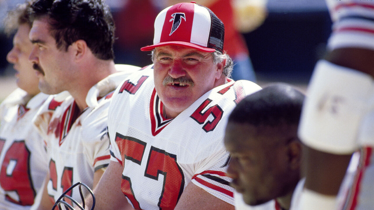Football: Atlanta Falcons Jeff Van Note (57) on bench during game vs St. Louis Cardinals at Atlanta-Fulton County Stadium. Atlanta, GA 9/14/1986CREDIT: Manny Millan
