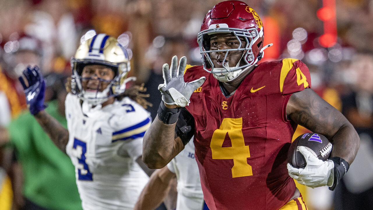 Los Angeles, CA - October 03: USC defensive tackle Jahkeem Stewart (4) runs for a touchdown after picking up a fumble during a game against the Washington Huskies at the Los Angeles Memorial Coliseum in Los Angeles on Saturday, October 3, 2026.