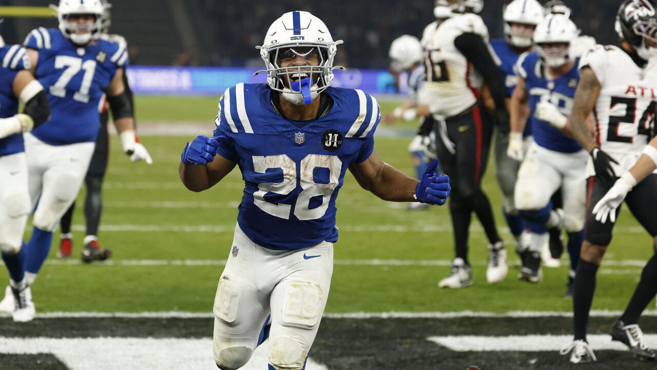 TOPSHOT - Indianapolis Colts' running back Jonathan Taylor runs to the winning touchdown during the NFL match between Indianapolis Colts and Atlanta Falcons at the Olympic Stadium in Berlin, Germany on November 9, 2025.