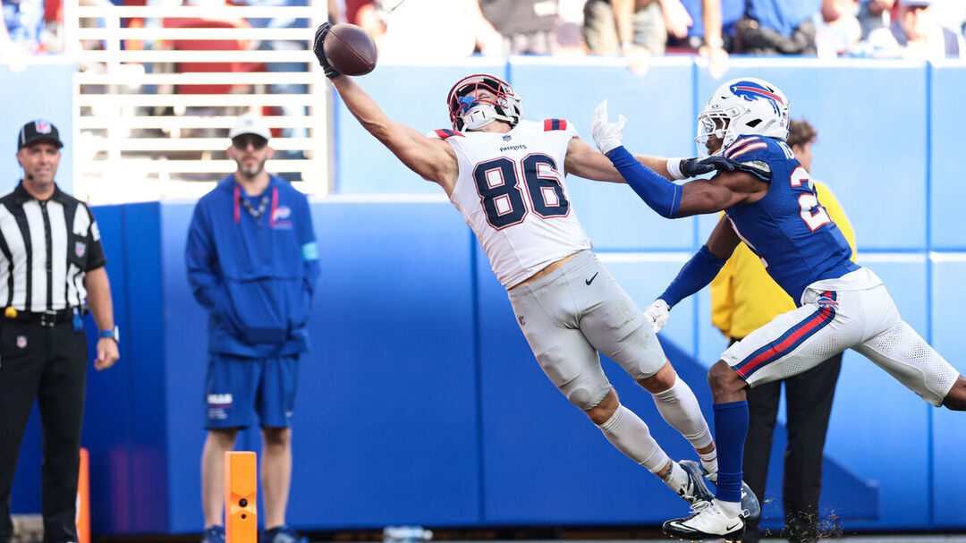 Patriots upset Bills with Chism's epic one-handed TD grab | theScore