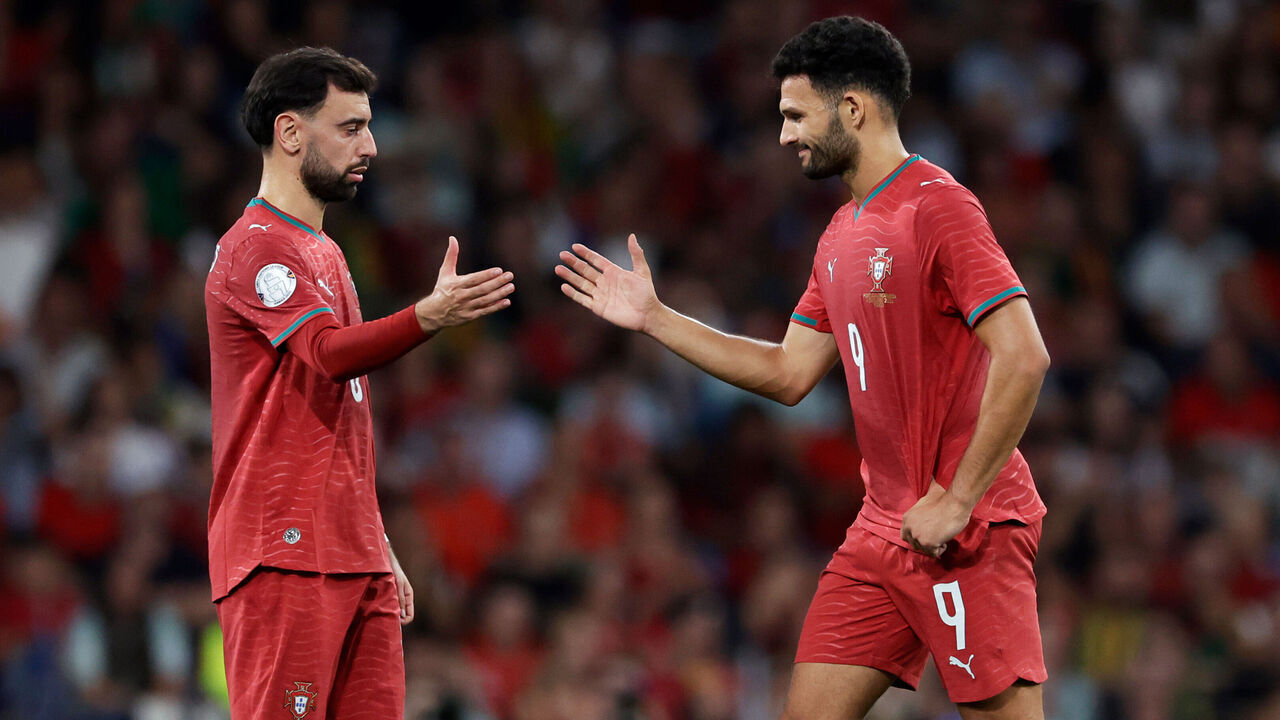 PORTO, PORTUGAL - OCTOBER 4: Goncalo Ramos of Portugal celebrates 2-1 with Bruno Fernandes of Portugal during the UEFA Nations league match between Portugal v Norway at the Estadio Do Dragao on October 4, 2026 in Porto Portugal