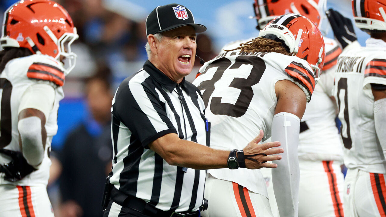 DETROIT,MICHIGAN-SEPTEMBER 28: Line judge Jeff Seeman (45) communicates after a play during an NFL football game between the Cleveland Browns and the Detroit Lions in Detroit, Michigan USA, on Sunday, September 28, 2025.