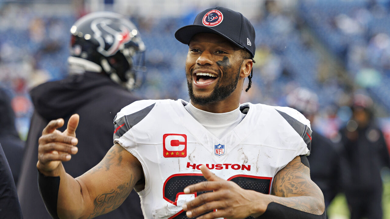 NASHVILLE, TENNESSEE - JANUARY 5: Joe Mixon #28 of the Houston Texans on the sidelines during a game against the Tennessee Titans at Nissan Stadium on January 5, 2025 in Nashville, Tennessee. The Texans defeated the Titans 23-14.