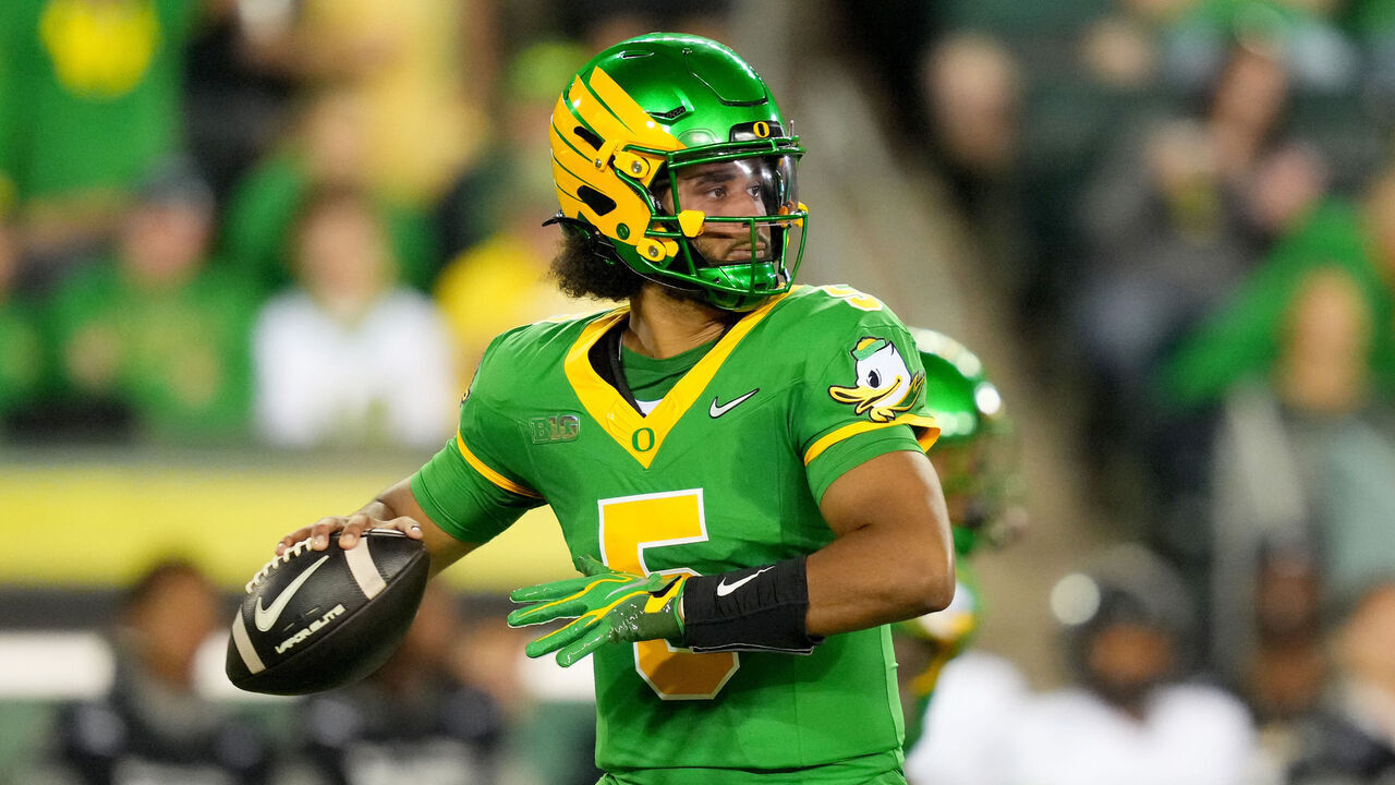 EUGENE, OREGON - SEPTEMBER 18: Dante Moore #5 of the Oregon Ducks looks to throw during the first half against the Portland State Vikings at Autzen Stadium on September 18, 2026 in Eugene, Oregon.