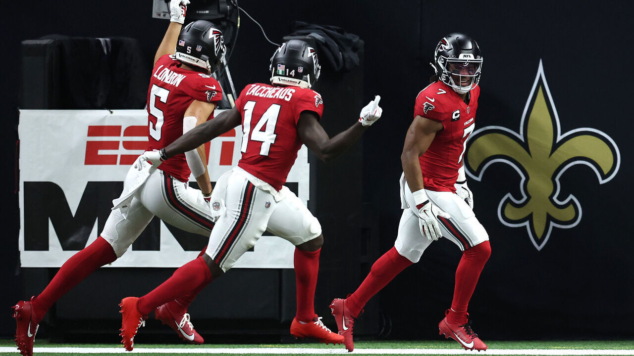 NEW ORLEANS, LOUISIANA - OCTOBER 05: Bijan Robinson #7 of the Atlanta Falcons celebrates with Olamide Zaccheaus #14 and Drake London #5 after scoring a 59 yard touchdown against the New Orleans Saints during the first quarter of the game at Caesars Superdome on October 05, 2026 in New Orleans, Louisiana.