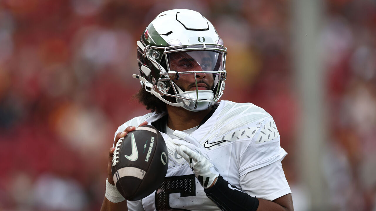 LOS ANGELES, CALIFORNIA - SEPTEMBER 26: Quarterback Dante Moore #5 of the Oregon Ducks warms up on the sideline in the first half during a game against the USC Trojan at Los Angeles Memorial Coliseum on September 26, 2026 in Los Angeles, California.