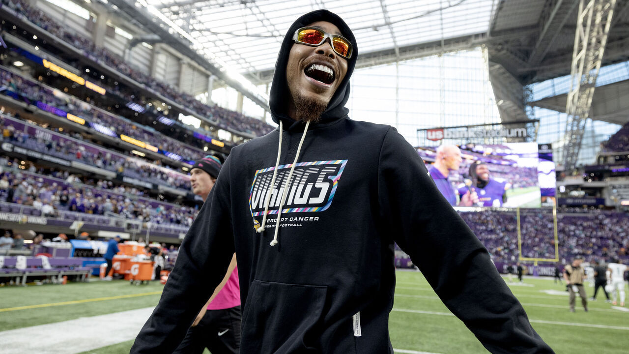 MINNEAPOLIS, MINNESOTA, OCTOBER 4: Injured Minnesota Vikings receiver Justin Jefferson walks off the field at the end of the game at U.S. Bank Stadium in Minneapolis, Minn., on Sunday, October 4, 2026.