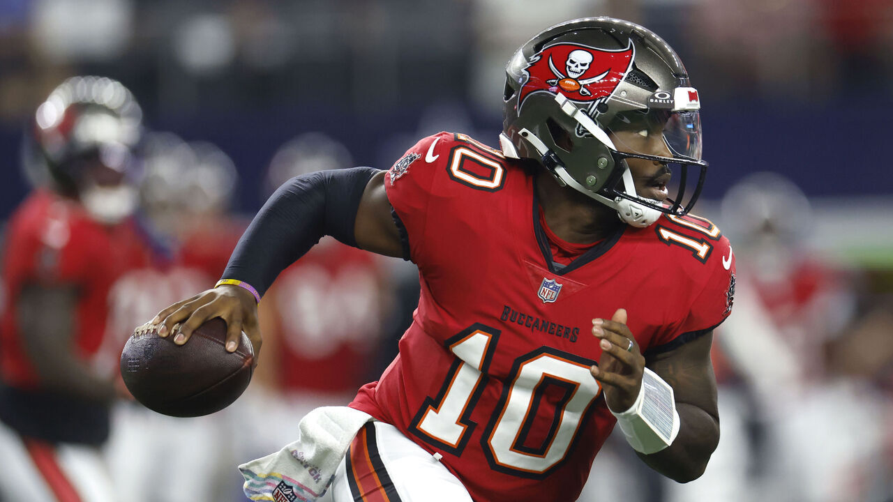 ARLINGTON, TEXAS - OCTOBER 8: Jalon Daniels #10 of the Tampa Bay Buccaneers scrambles during the first half against the Dallas Cowboys at AT&T Stadium on October 8, 2026 in Arlington, Texas.