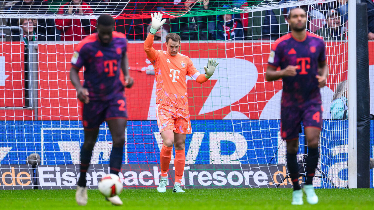 10 October 2026, Bavaria, Augsburg: Soccer, Men: Bundesliga, FC Augsburg vs. Bayern Munich, Matchday 5, WWK-Arena. Goalkeeper Manuel Neuer (Bayern Munich) reacts after the goal that made it 1-0. Photo: Tom Weller/dpa - IMPORTANT NOTICE: In accordance with the regulations of the Bundesliga and the DFB (German Football Association), it is prohibited to use or allow the use of photographs taken in the stadium and/or during the game in the form of sequential images and/or video-like photo series.