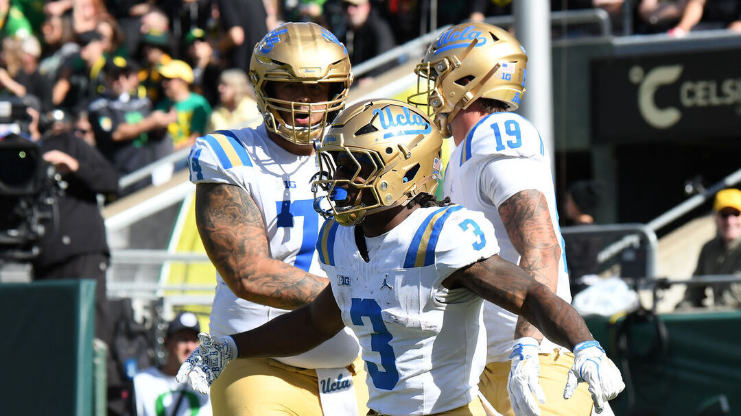UCLA forces 7 turnovers for 1st win at Oregon since 2004 | theScore