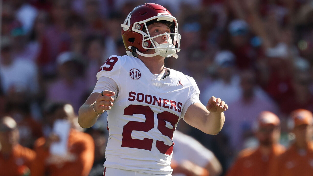 DALLAS, TX - OCTOBER 11: Place Kicker Tate Sandell #29 of the Oklahoma Sooners watches his field goal kick during the Allstate Red River Rivalry between Oklahoma and Texas on October 11, 2025, at Cotton Bowl Stadium in Dallas, TX.