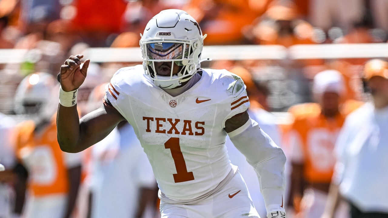KNOXVILLE, TN - SEPTEMBER 26: Texas Longhorns defensive end Colin Simmons (1) rushes during the college football game between the Tennessee Volunteers and the Texas Longhorns on September 26, 2026, at Neyland Stadium in Knoxville, TN.