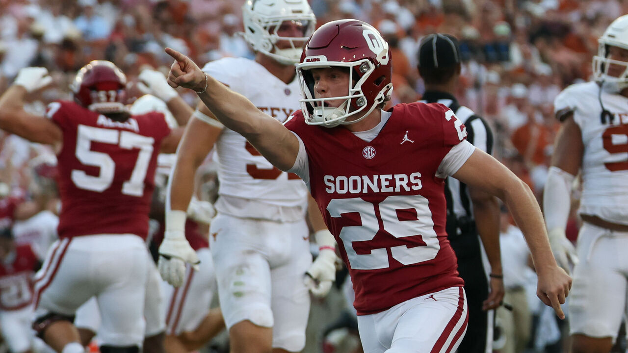 DALLAS, TX - OCTOBER 10: Oklahoma Sooners kicker Tate Sandell #29 points to Oklahoma Sooners fans after kicking the game winning field goal to win the Allstate Red River Rivalry between the Texas Longhorns and Oklahoma Sooners on October 10, 2026, at Cotton Bowl Stadium in Dallas, TX.